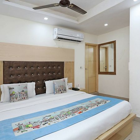 Oyo 9233 Hotel Cottage Lord Krishna Нью-Дели Экстерьер фото