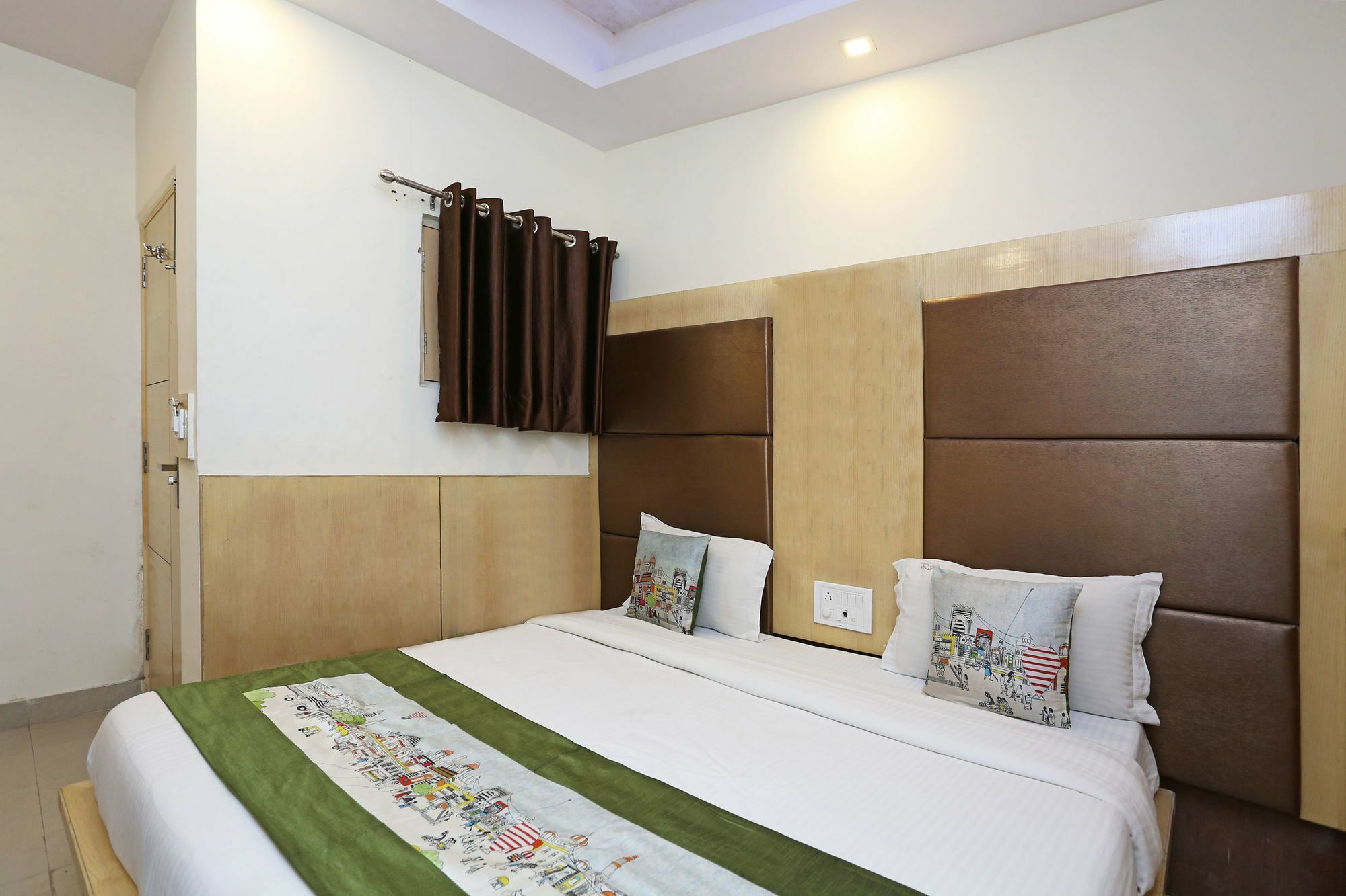 Oyo 9233 Hotel Cottage Lord Krishna Нью-Дели Экстерьер фото