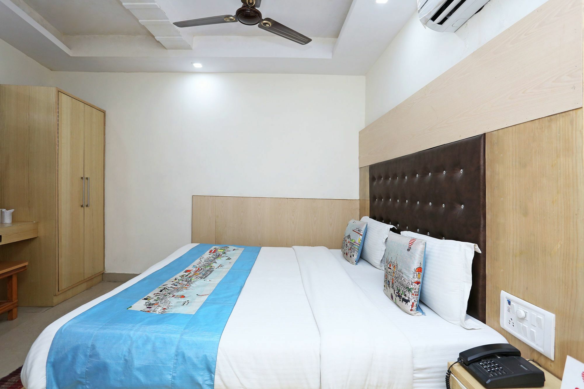 Oyo 9233 Hotel Cottage Lord Krishna Нью-Дели Экстерьер фото